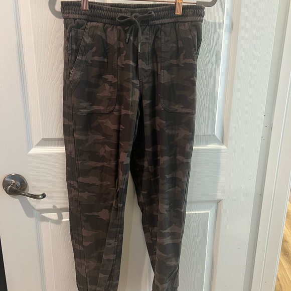 Athleta Farallon jogger in size 4, green Camo pattern - Picture 4 of 4